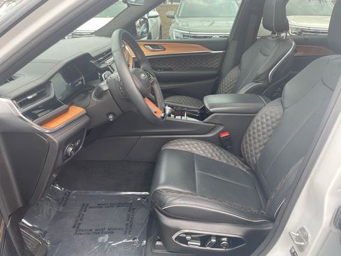 Used 2025 Jeep Grand Cherokee Summit AWD/4WD image 17