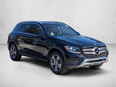 Used 2019 Mercedes-Benz GLC 300 4MATIC image 3