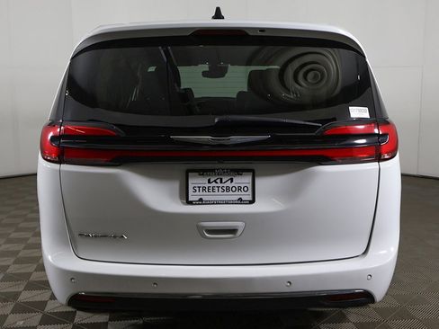 Used 2024 Chrysler Pacifica Touring-L image 13