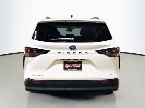 Used 2025 Toyota Sienna LE image 8