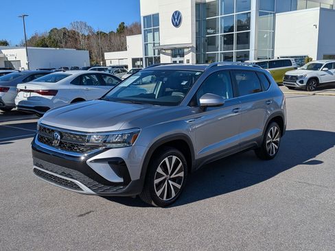 Used 2023 Volkswagen Taos SE w/ Panoramic Sunroof Package image 7