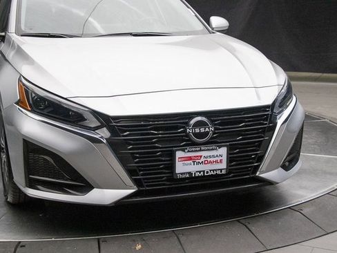 Used 2023 Nissan Altima 2.5 SV w/ SV Premium Package image 3