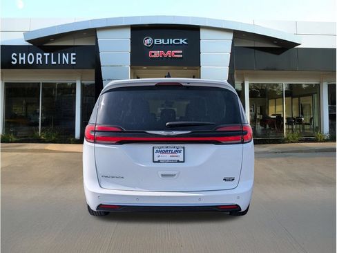 Used 2023 Chrysler Pacifica Touring-L FWD image 4