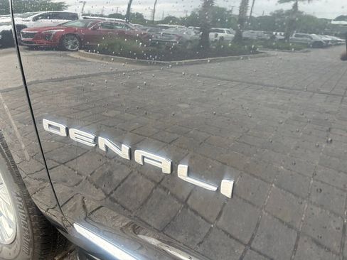 Used 2022 GMC Yukon XL Denali RWD image 11