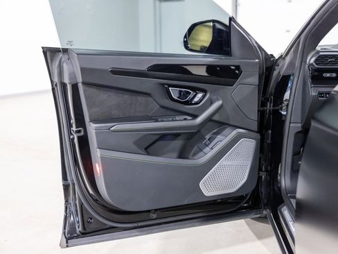 Used 2022 Lamborghini Urus image 28