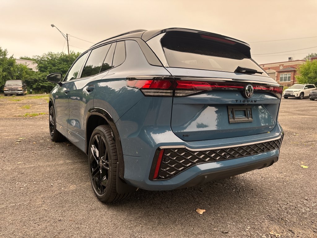New 2026 Volkswagen Tiguan SE R-Line AWD/4WD image 2