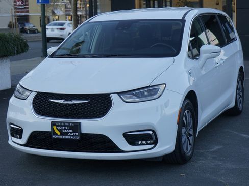 Used 2022 Chrysler Pacifica Touring-L w/ Uconnect Theater Family Group image 4