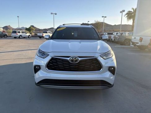 Certified 2024 Toyota Highlander Platinum AWD/4WD image 2