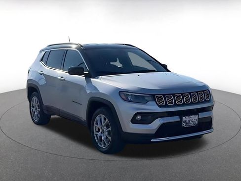 Used 2025 Jeep Compass Limited image 3
