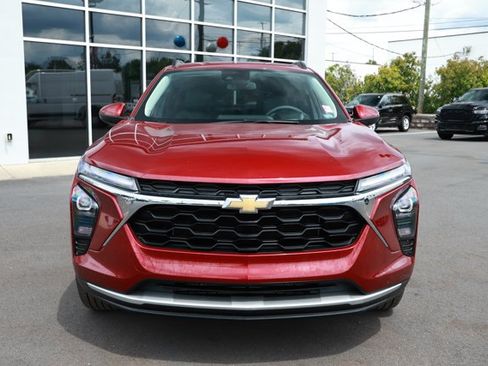 Used 2025 Chevrolet Trax LT FWD image 2