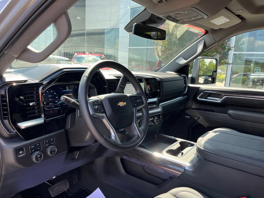 Used 2025 Chevrolet Silverado 2500 LTZ w/ LTZ Convenience Package AWD/4WD image 7