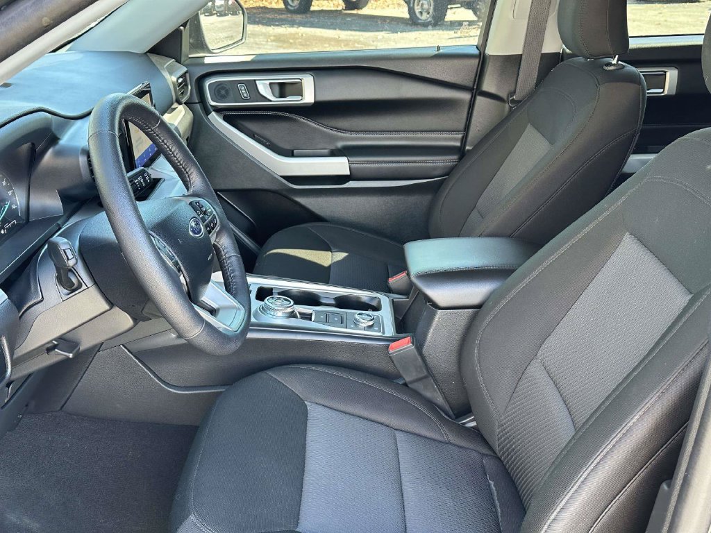 Used 2024 Ford Explorer XLT AWD/4WD image 8