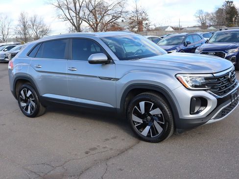 Used 2024 Volkswagen Atlas Cross Sport SE w/ Panoramic Sunroof Package image 3