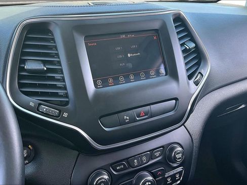 Used 2019 Jeep Cherokee Latitude Plus AWD/4WD image 7