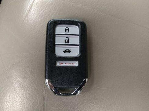 Used 2018 Honda Pilot Touring image 32