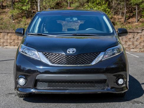 Used 2017 Toyota Sienna SE w/ SE Preferred Package image 2
