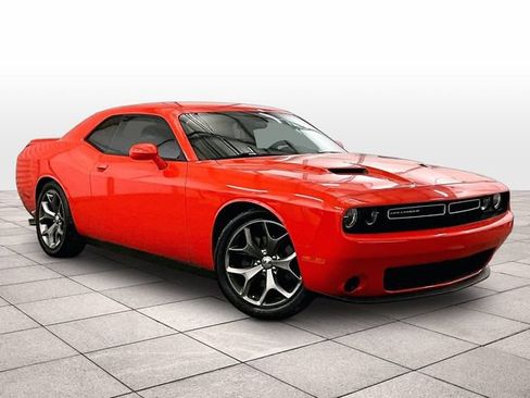 Used 2016 Dodge Challenger SXT RWD image 2