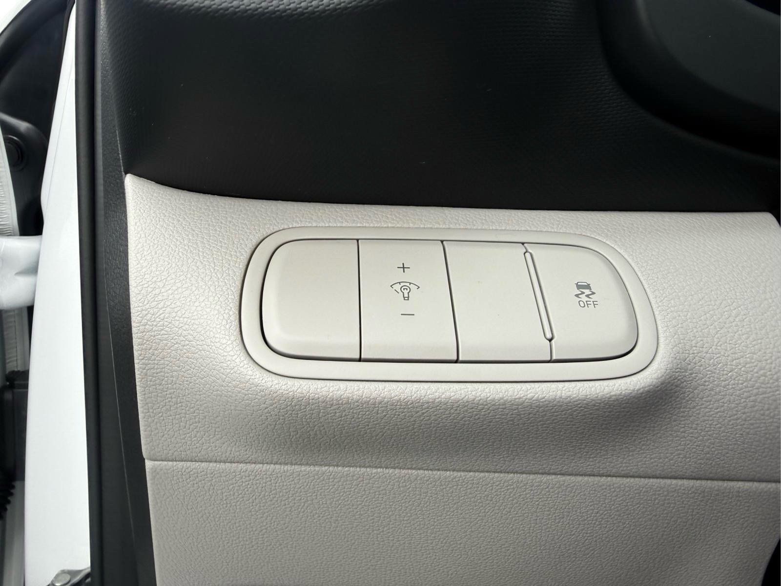 Used 2025 Hyundai Venue SEL FWD image 24
