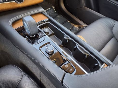 Certified 2024 Volvo XC90 B6 Core image 26