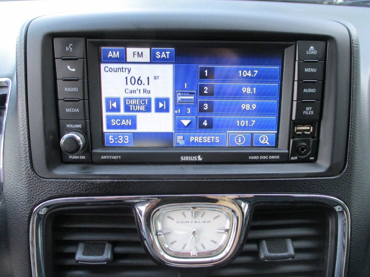 Used 2012 Chrysler Town & Country Touring FWD image 18