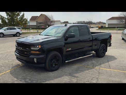Used 2018 Chevrolet Silverado 1500 LT w/ Midnight Edition image 30
