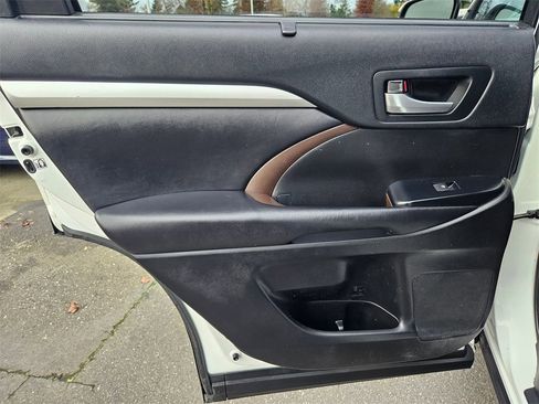 Used 2018 Toyota Highlander XLE image 14