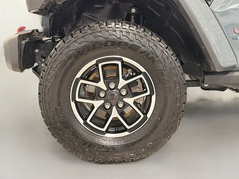 Used 2025 Jeep Gladiator Rubicon w/ Convenience Group AWD/4WD image 32