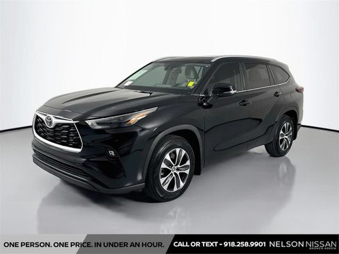 Used 2024 Toyota Highlander XLE FWD image 1