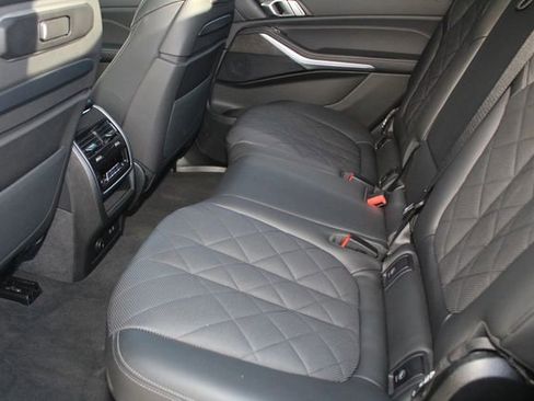 Used 2025 BMW X7 xDrive40i w/ M Sport Package image 25