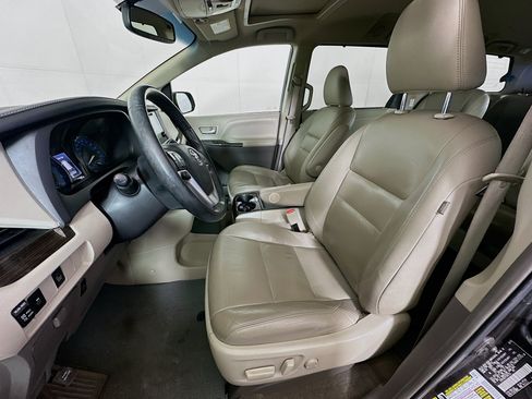 Used 2015 Toyota Sienna XLE FWD image 13
