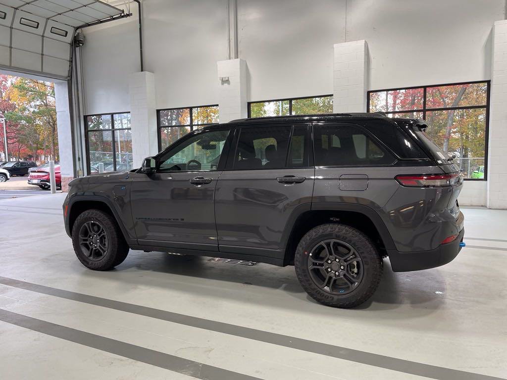 New 2024 Jeep Grand Cherokee Trailhawk w/ Advanced Protech Group II AWD/4WD image 9