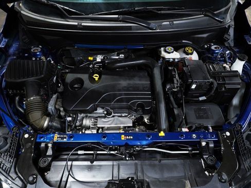 Used 2023 GMC Terrain SLE w/ Driver Convenience Package image 9