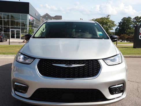 Used 2024 Chrysler Pacifica Touring-L FWD image 8