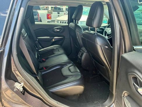 Used 2019 Jeep Cherokee Latitude Plus w/ Comfort/Convenience Group AWD/4WD image 11