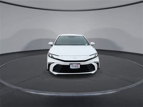 Used 2025 Toyota Camry SE image 3