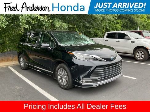 Used 2024 Toyota Sienna XLE FWD image 1