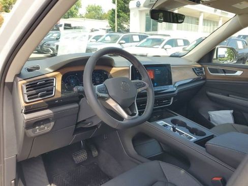 Certified 2025 Volkswagen Atlas SE FWD image 18
