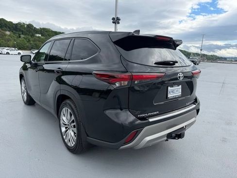 Certified 2024 Toyota Highlander Platinum AWD/4WD image 7