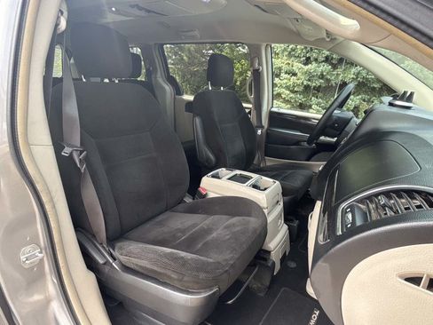 Used 2016 Chrysler Town & Country Touring FWD image 13