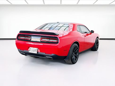 Used 2015 Dodge Challenger SXT image 4