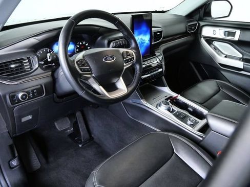 Certified 2023 Ford Explorer Limited w/ Limited Technology Package AWD/4WD image 3