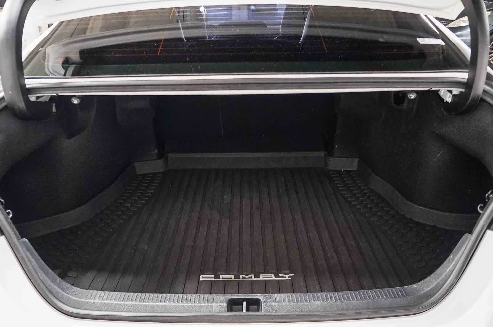 Used 2020 Toyota Camry SE FWD image 27