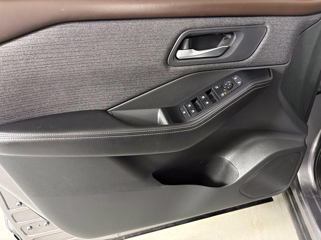 Used 2022 Nissan Rogue SV FWD image 14