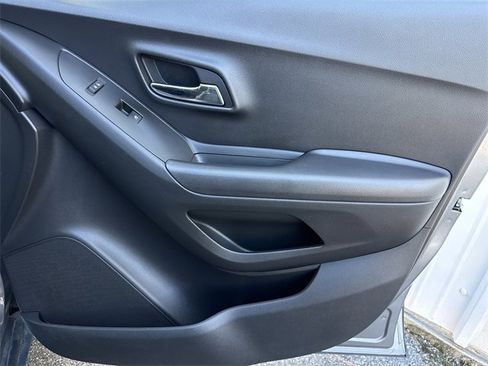 Used 2019 Chevrolet Trax LT w/ LT Convenience Package image 32