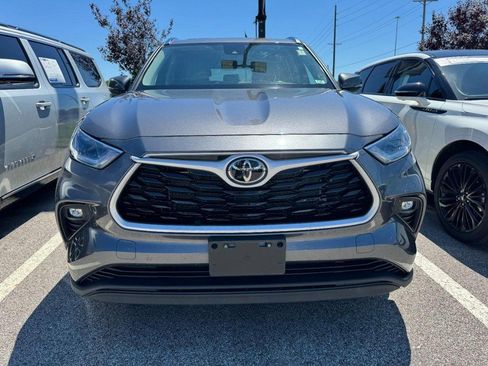 Used 2021 Toyota Highlander XLE AWD/4WD image 2