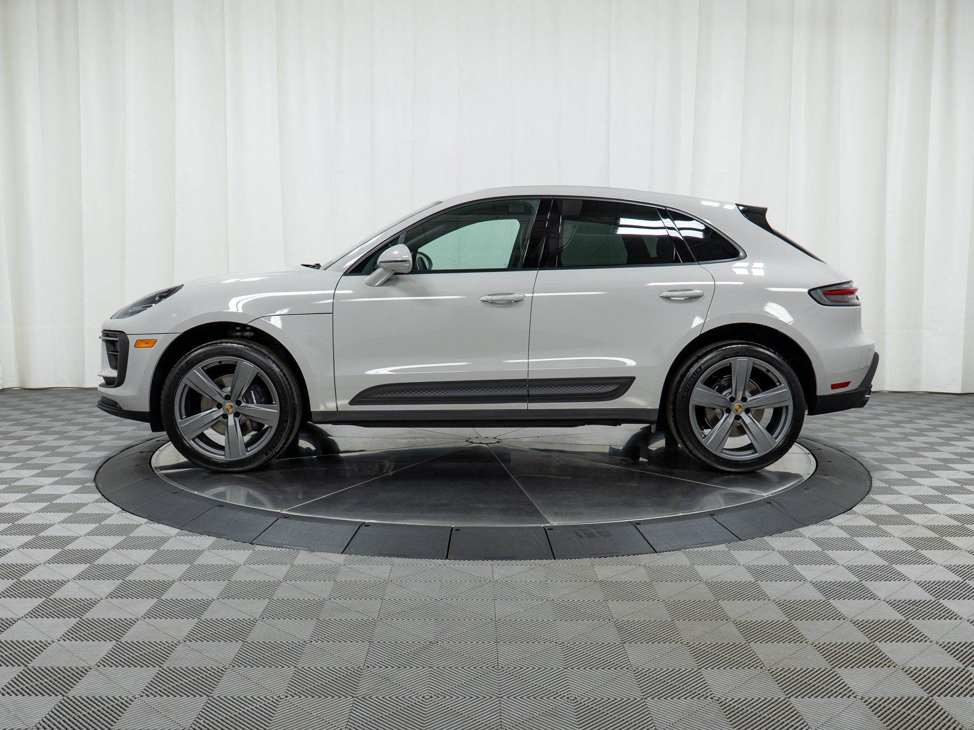 Certified 2025 Porsche Macan AWD/4WD image 2