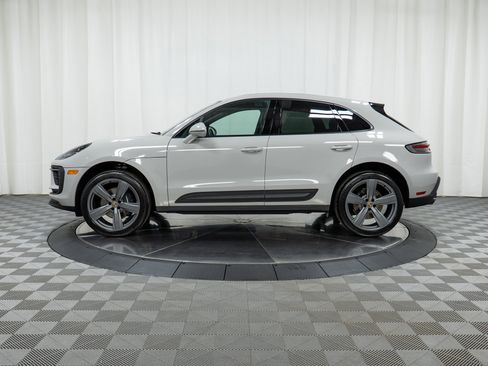 Used 2025 Porsche Macan image 2