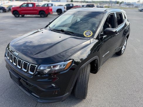 Used 2024 Jeep Compass Latitude AWD/4WD image 15