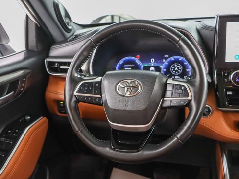 Used 2023 Toyota Highlander Platinum FWD image 13