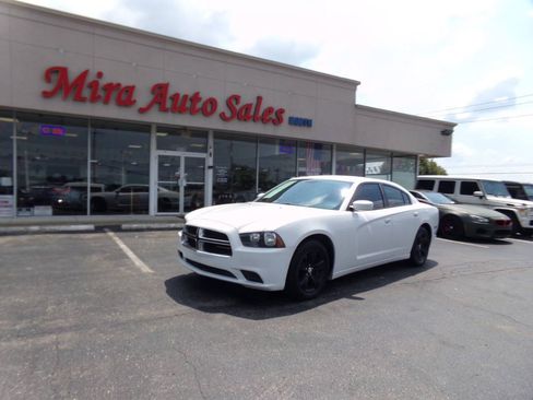 Used 2014 Dodge Charger SE RWD image 2